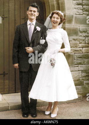 junges Paar heiraten 60er Jahren schwarz-weiß Hand farbigen Bild Stockfoto
