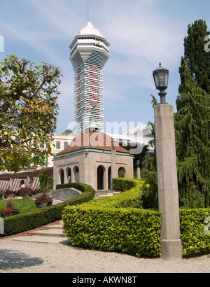 Der Pavillon im Queen Victoria Park, mit einem Casino im Hintergrund. Niagara Falls Ontario Kanada Stockfoto