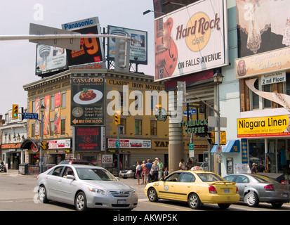 Die Kreuzung von Clifton Hill und Victoria Avenue in Niagara Falls, Ontario Kanada Stockfoto