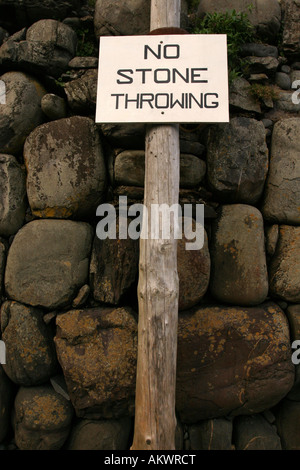 Keine Steinwürfe Zeichen gegen Granitstein Hafen Wand Clovelly North Devon UK Stockfoto