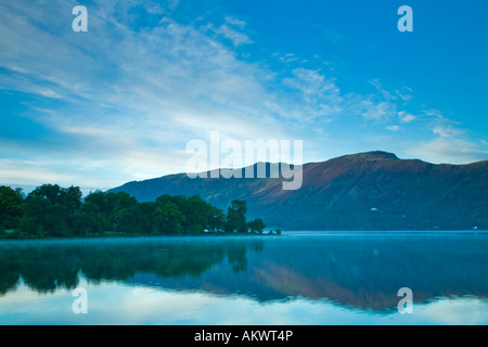 Morgendämmerung über Derwent Water von Ashness Blick in Richtung Katze Glocken, Lake District, Cumbria Stockfoto