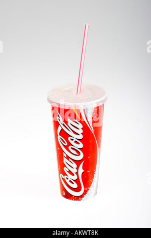 Coca Cola rot Milchshake Container und Stroh vor einem weißen Hintergrund Stockfoto