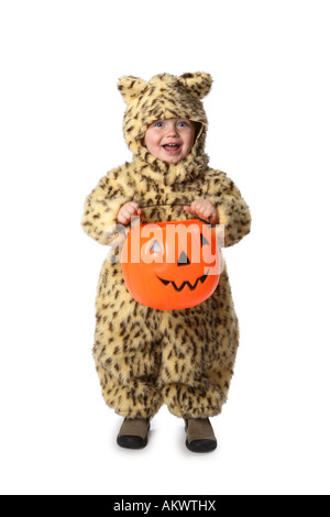 Zwei Jahre alter Junge im Halloween-Kostüm ausgeschnitten auf weißem Hintergrund Stockfoto