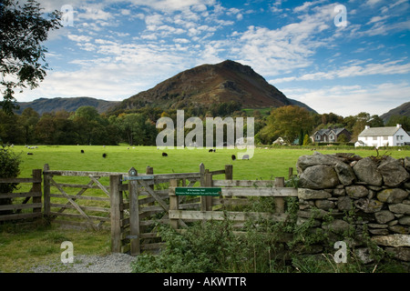 Helm s Crag vom Pfad zu Easedale Tarn in Grasmere Lake District Stockfoto