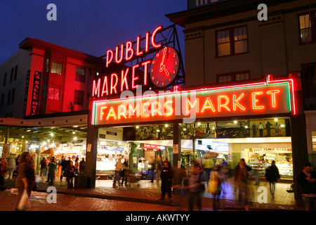 Neon-Schilder bei Nacht Pike s Ort Markt Seattle WA Stockfoto