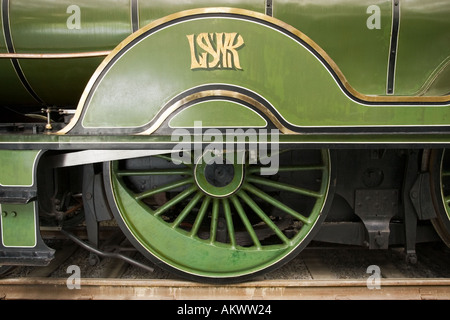 Detail des Rades und Abdeckung auf eine L & SWR Adams 563 Lokomotive Stockfoto