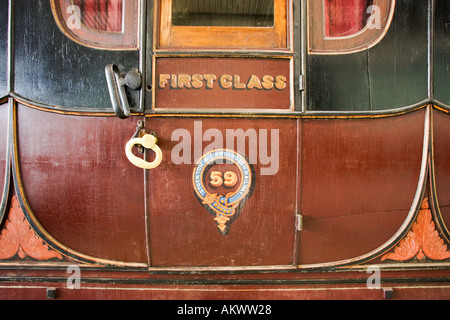 First Class Wagen Tür Detail Zug auf Fortbewegung Eisenbahn Museum, Shildon, County Durham, England, UK Stockfoto