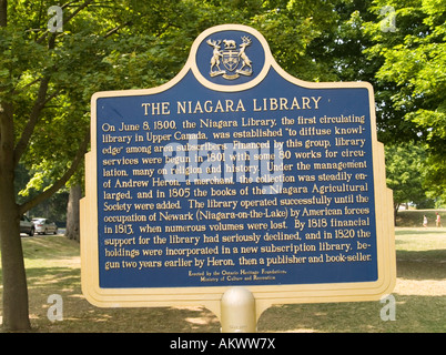 Eine Informationstafel, die die Geschichte der Niagara-Bibliothek in der kleinen Stadt von Niagara on the Lake, Ontario Kanada Stockfoto