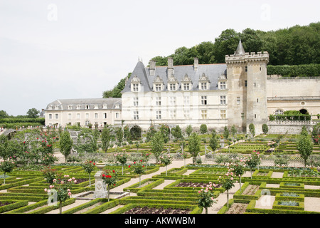 Blick auf Chateau de Villandry mit angelegten Gärten Stockfoto