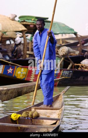 Ein Schiffer auf dem Niger in Mopti Mali Stockfoto