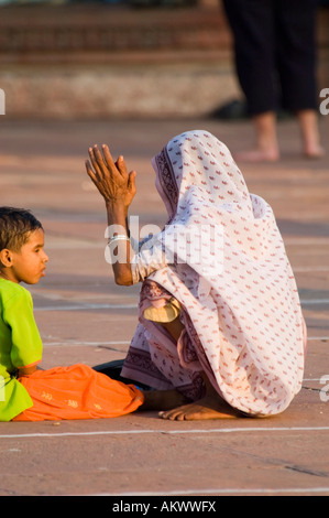 Ein muslimischer Großmutter Standorte mit ihren Enkeln im massiven Hof der Jama Masjid Moschee in Alt-Delhi, Indien. Stockfoto