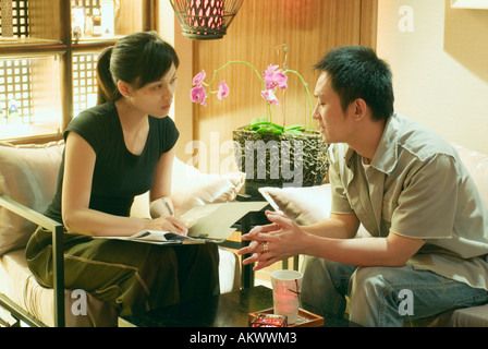Junge asiatische Frau Gespräch Geschäft mit Kunden im Heilbad Wartezimmer Taipei Taiwan China Stockfoto