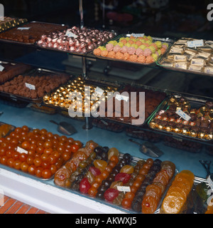 Eine appetitliche verführerisch saftig Anzeige von Zeilen mit leckeren Pralinen in einem lokalen Schaufenster in Südfrankreich Stockfoto