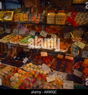 Ein appetitlich und saftigen Schaufenster Reihen von Marzipan und kandierten Früchten in Südfrankreich Stockfoto