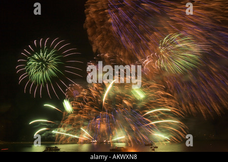 Bunte Explosion der großen Feuerwerk und Raketen auf den jährlichen Plymouth Feuerwerkswettbewerb und Display-England Stockfoto