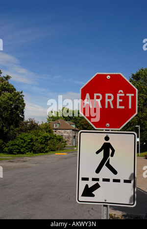 Stop-Schild in Französisch Stadt von Montreal Stockfoto