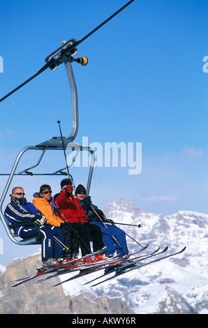 Skifahrer auf Stuhl heben Tofane Cortina d ' Ampezzo Dolomiten Venetien Italien Stockfoto