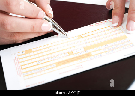 Person, die eine Geld-Transfer-Formular ausfüllen Stockfoto