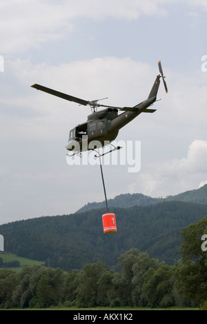 Hilfe Hubschrauber Augusta Bell 212 des Bundesheeres rüstet sich für eine Brandbekämpfung Operation Kapfenberg Stockfoto