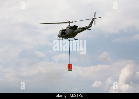 Hilfe Hubschrauber Augusta Bell 212 des Bundesheeres rüstet sich für eine Brandbekämpfung Operation Kapfenberg Stockfoto