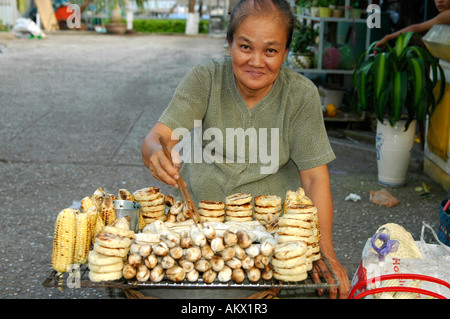 Verkäuferin Verkauf frittierte Bananen können Tho Mekong Delta Vietnam Stockfoto