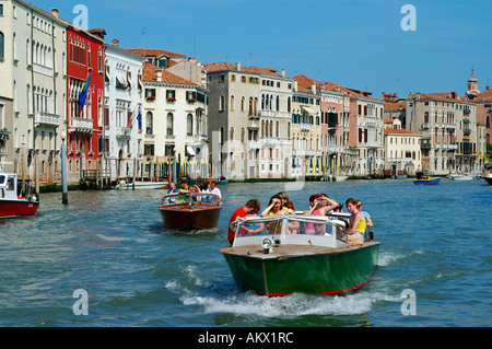 Bootsverkehr am Canal Grande, Venedig, Italien Stockfoto