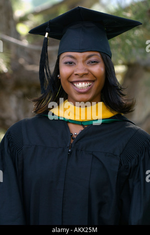Afroamerikanische Frau trägt ein Graduation Cap Kleid und Haube Stockfoto