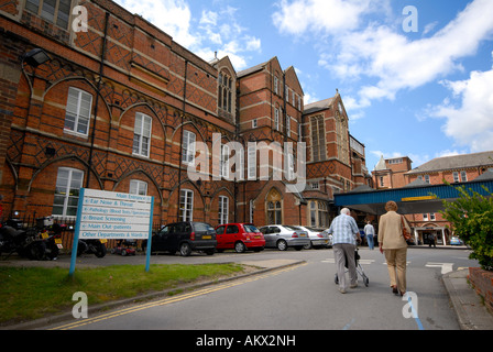 Vor dem Eingang des Royal Hampshire County Hospital, Winchester, Hampshire Stockfoto