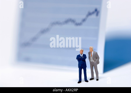 Figuren von Geschäftsleuten vor Grafik Stockfoto