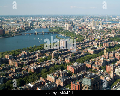 Blick auf den Charles River und die Stadt Boston von der Aussichtsplattform Skywalk im Prudential Center, Massachusetts, USA Stockfoto