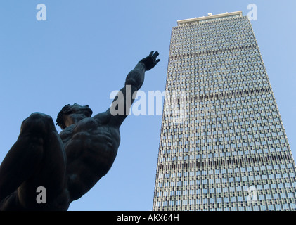 Eine Skulptur streckt an die Spitze der Prudential Building auf 800 Boylston Street in der Stadt von Boston, Massachusetts, USA Stockfoto