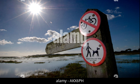 Ein öffentlicher Fußweg Zeichen gegen dramatische blauer Himmel in Sidlesham West Sussex. Bild von Jim Holden. Stockfoto