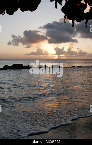 Sonnenuntergang in der Nähe von Port St. Charles auf der Karibikinsel Barbados Stockfoto