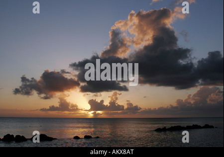 Sonnenuntergang in der Nähe von Port St. Charles auf der Karibikinsel Barbados Stockfoto