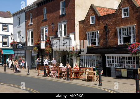 Älteste Apotheke in England (heute ein Café) Marktplatz Knaresborough North Yorkshire England UK Vereinigtes Königreich GB Grossbritannien Stockfoto