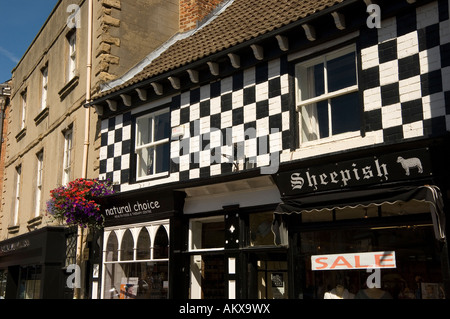 Reformhäuser und Sheepish Geschäfte Marktplatz Knaresborough North Yorkshire England UK United Kingdom GB Great Britain Stockfoto