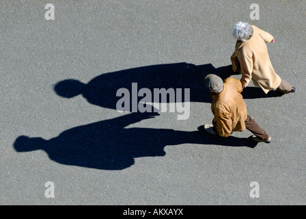 Seniorenpaar, die Hand in Hand gehen, Vogelperspektive mit Schatten Stockfoto
