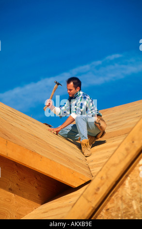 Arbeiten auf dem Dach eines neuen Hauses im Bau Schreiner Stockfoto