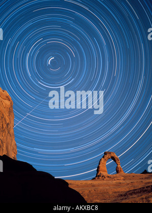 Dieses Bild von der Zarten Arch und den nördlichen Himmel bei Nacht zeigt das Muster der Sterne während einer sechs Stunden Exposition Stockfoto