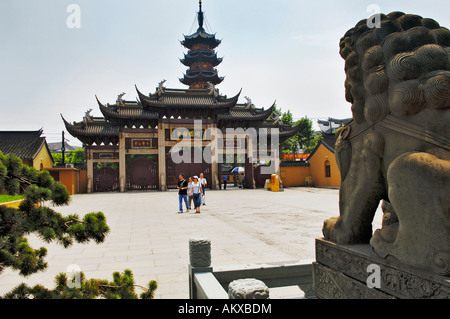 Turm und Eingang der Longhua Tempel, Shanghai, China Stockfoto