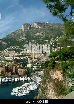 Yachten im Hafen von Monte Carlo Monaco mit Blick auf Luxus-Immobilien auf den Klippen über Stockfoto