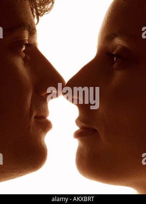 Junges Paar an jedem anderen Suchen Stockfoto