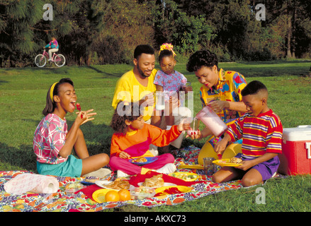 AFROAMERIKANISCHE FAMILIE EIN PICKNICK IN DEN PARK AFROAMERIKANISCHE FAMILIE ORLANDO FLORIDA Stockfoto