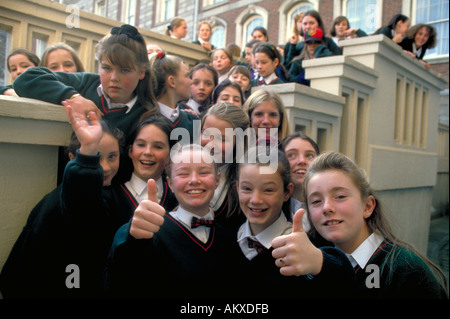 Eine Gruppe von lächelnden Schulmädchen verkleidet in Schule einheitliche Pose für die Kamera während einer Exkursion zum Königspalast in Dublin Stockfoto