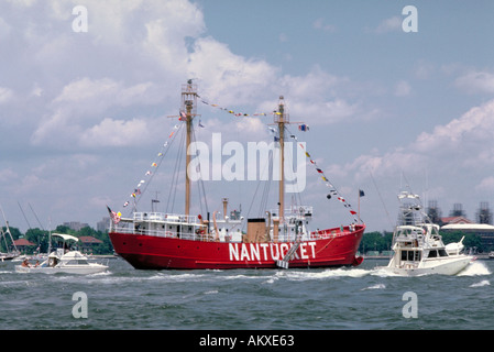 Nantucket eine rote zwei Masten Boot an den historischen Großseglern zeigen Segeln Rhode Island Stockfoto