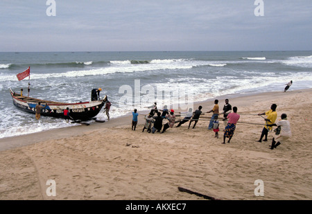 Nach einer alle Nacht Angelausflug lokalen afrikanischen Stammesangehörigen in ihre Boote handgemachte Holz bringen und fangen Stockfoto