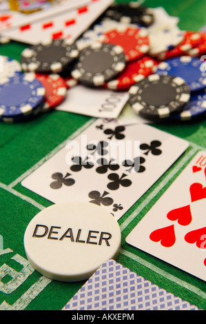 Texas Hold Poker-Dealerin mit Karten und Chips Stockfoto