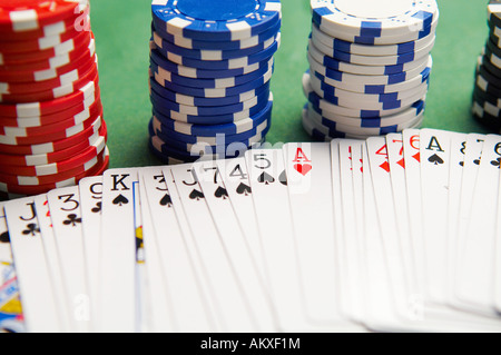 Karten von einem Poker-Spiel mit Pommes frites Stockfoto