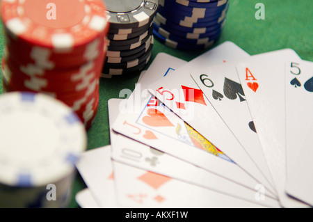 Karten von einem Poker-Spiel mit Pommes frites Stockfoto