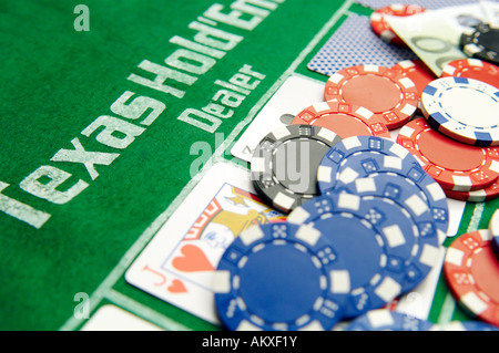 Texas Hold Poker-Dealerin mit Karten und chips Stockfoto